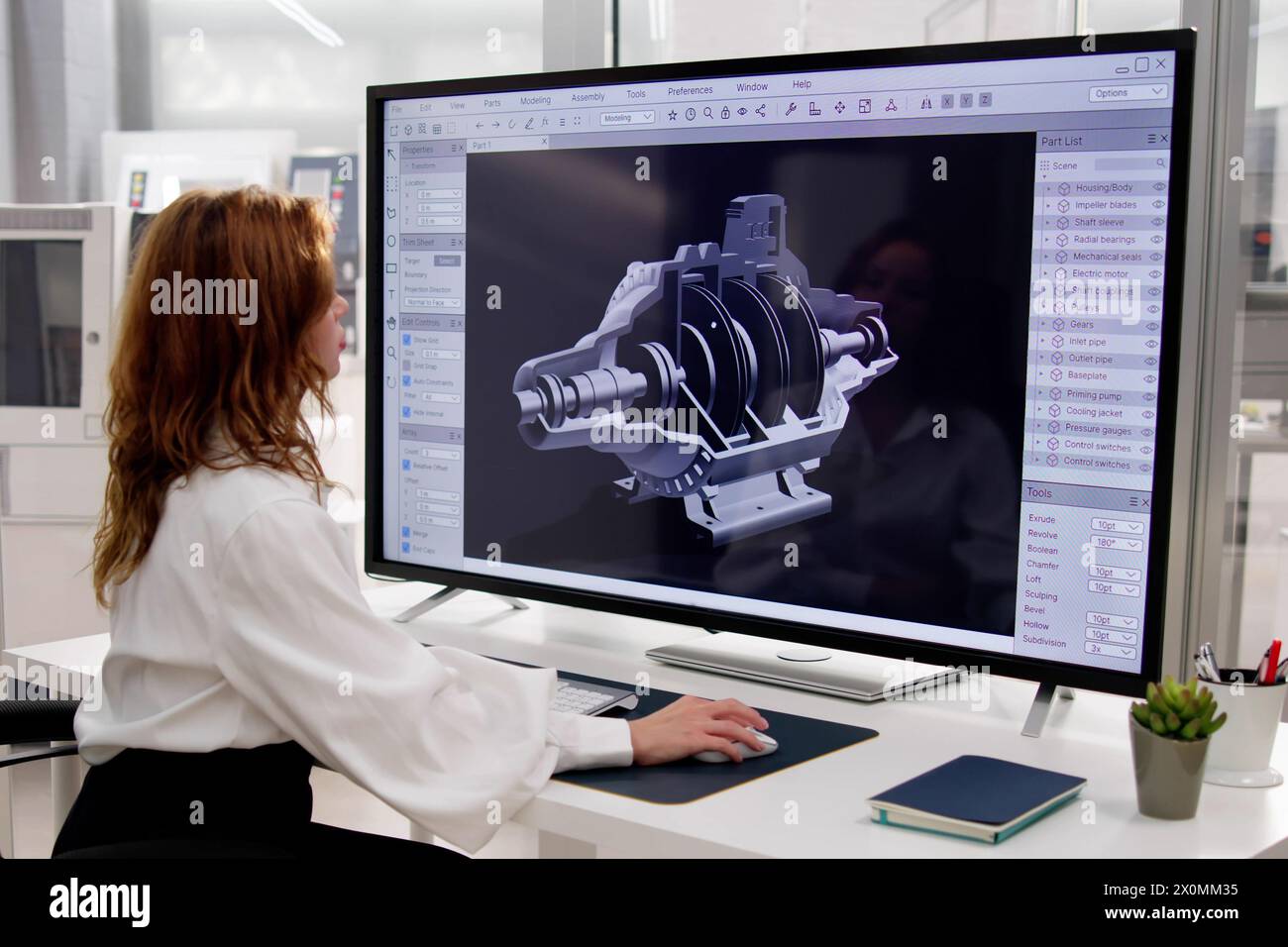 Progettisti che utilizzano il computer per progettare software 3D. Foto Stock