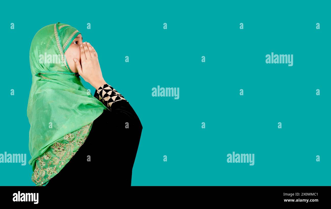 Giovane donna che prega con la mano sulla bocca del viso, Copy Space Foto Stock