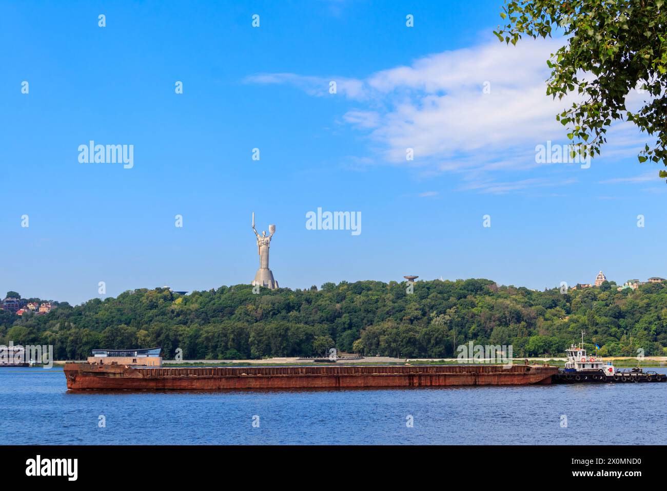 Chiatta lunga e pesante che naviga sul fiume Dnieper a Kiev, Ucraina Foto Stock