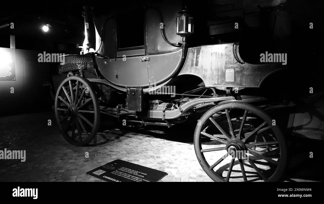 Torino, Italia - 20 giugno 2021: Una carrozza antica al Museo dell'Automobile di Torino Foto Stock