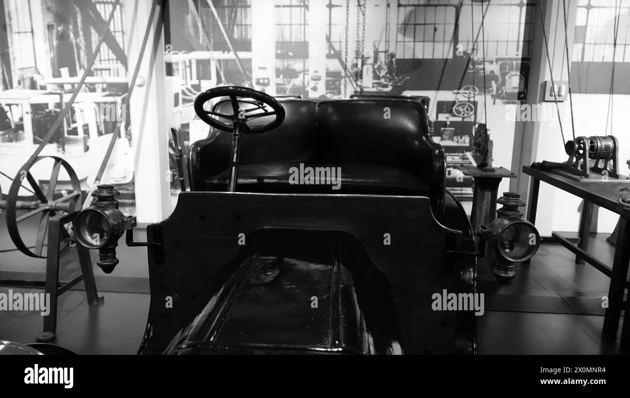 Torino, Italia - 20 giugno 2021: Una vista sul fronte di un'auto d'epoca al Museo dell'Automobile di Torino Foto Stock