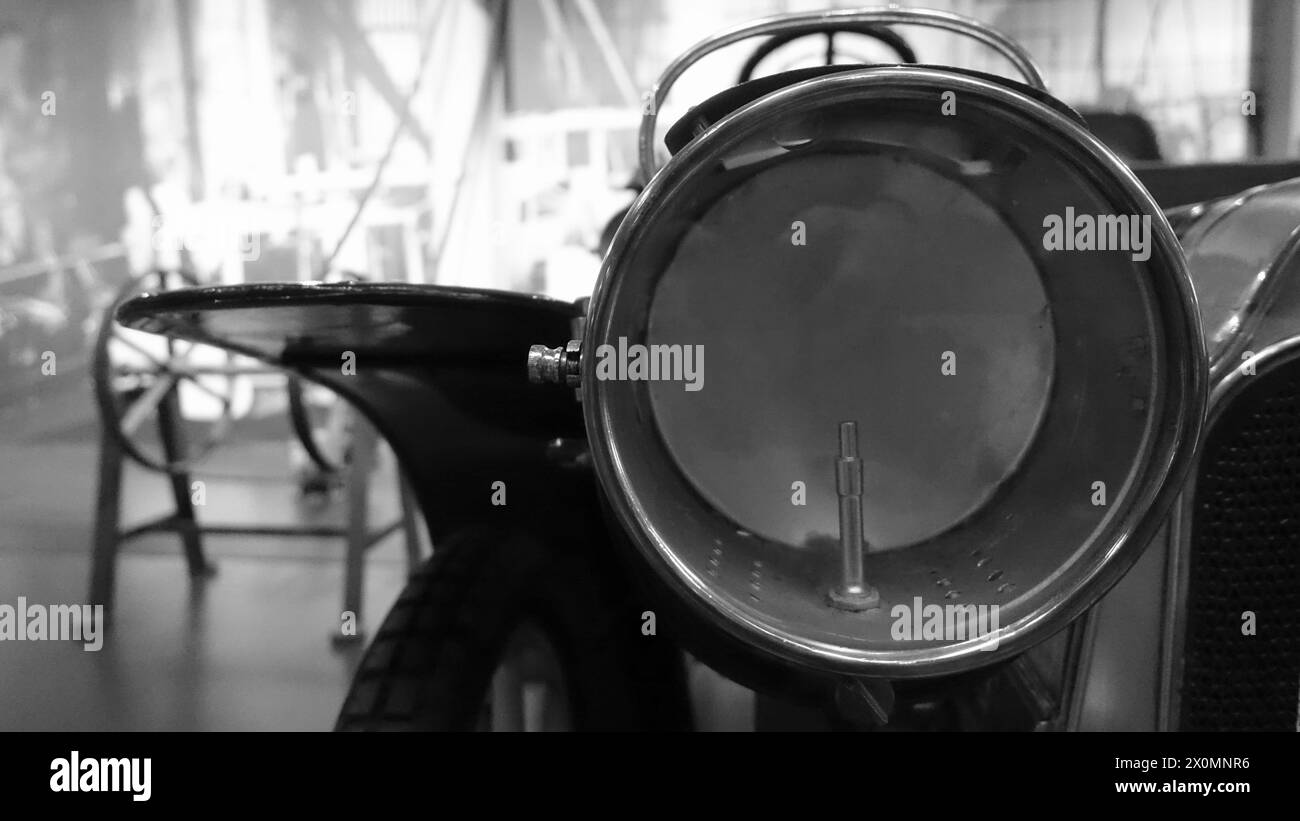 Torino, Italia - 20 giugno 2021: Faro di un'auto d'epoca al Museo dell'Automobile di Torino Foto Stock