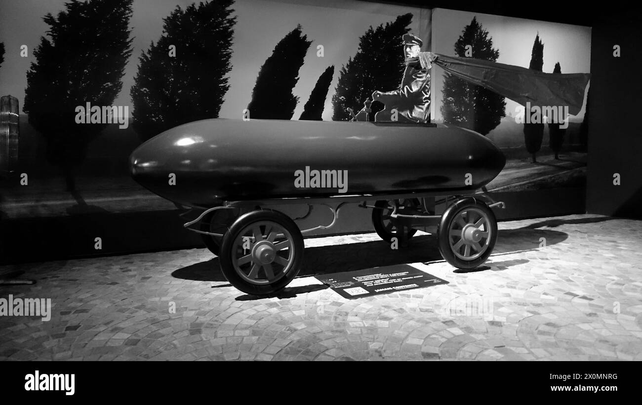 Torino, Italia - 20 giugno 2021: Una vista di un modello di auto a forma di siluro al Museo dell'Automobile di Torino Foto Stock