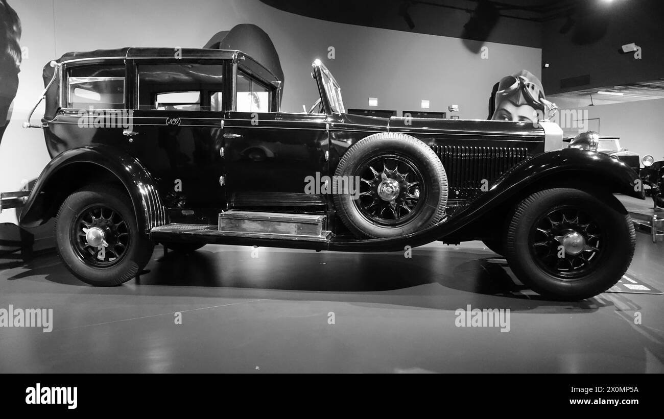 Torino, Italia - 20 giugno 2021: Uno scorcio di un'auto d'epoca al Museo dell'Automobile di Torino. Foto Stock