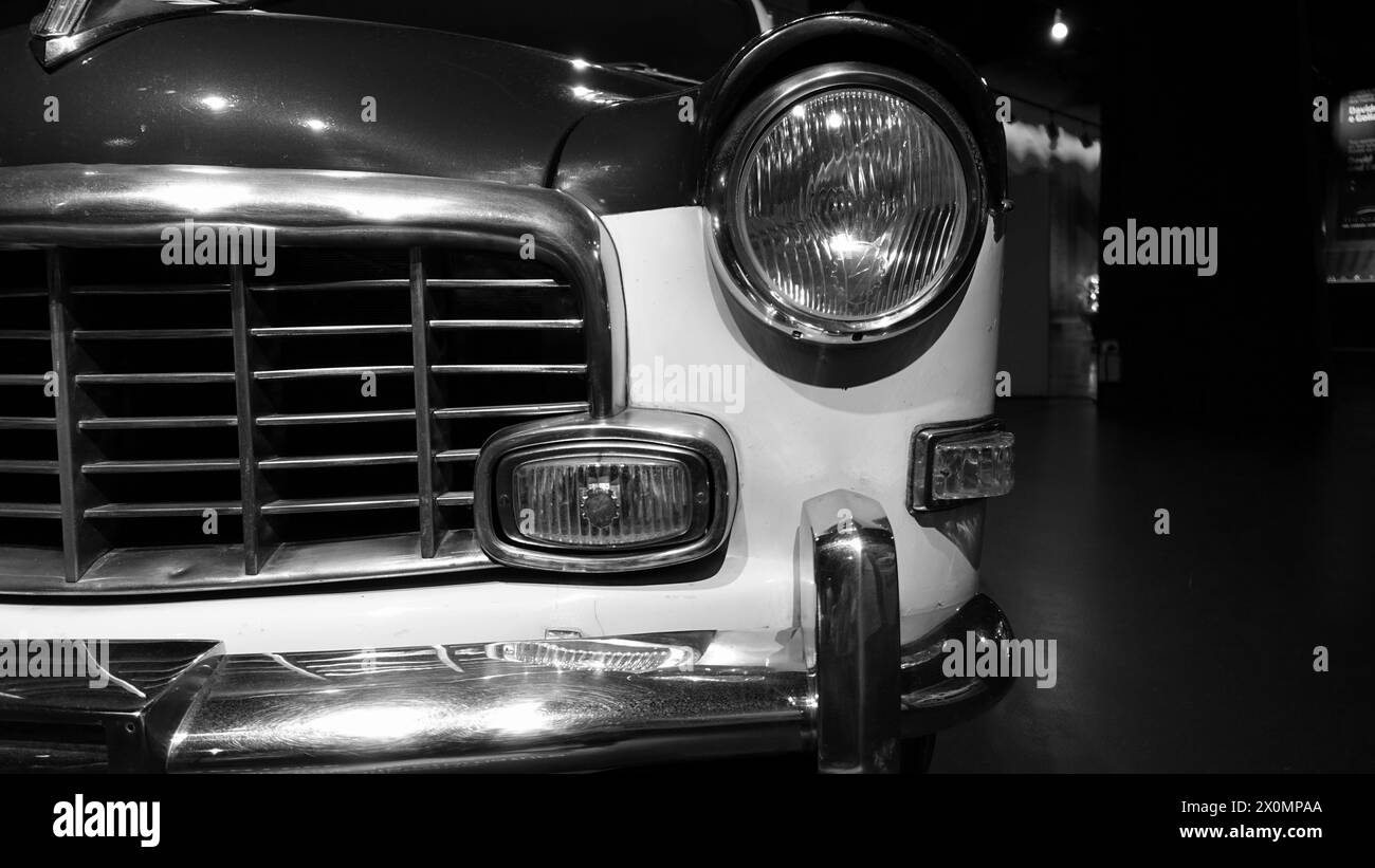 Torino, Italia - 20 giugno 2021: Faro di un'auto d'epoca al Museo dell'Automobile di Torino Foto Stock