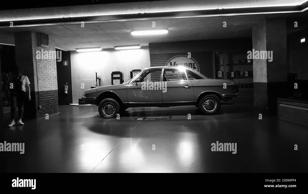 Torino, Italia - 20 giugno 2021: Uno scorcio di un'auto sportiva d'epoca al Museo dell'Automobile di Torino. Foto Stock