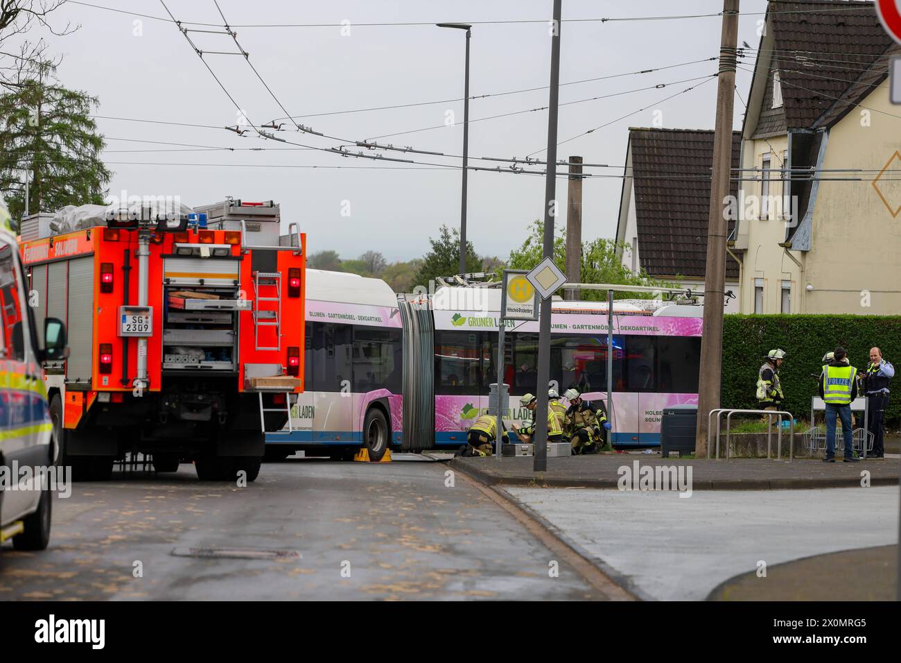 Mann bei Unfall mit Linienbus lebensgefährlich verletzt am Freitagmorgen 12.04.2024 kam es zu einem tragischen Unfall a Solingen-Höhscheid. Ein 52 jähriger Solinger beabsichtigte die Fahrbahn an der Buswendeschleife Höhscheid-Brockenberg zu fußläufig überqueren und wurde dabei vom anfahrenden Linienbus erfasst. BEI dem Unfall wurde der Fußgänger unter dem tonnenschweren Bus eingeklemmt und dabei lebensbedrohlich verletzt. während der technischen Rettung, welche nach Angaben von Einsatzleiter Sebastian Wagner mehr als 30 Minuten dauerte, wurde auch ein Feuerwehrkran in Stellung gebracht, der B. Foto Stock