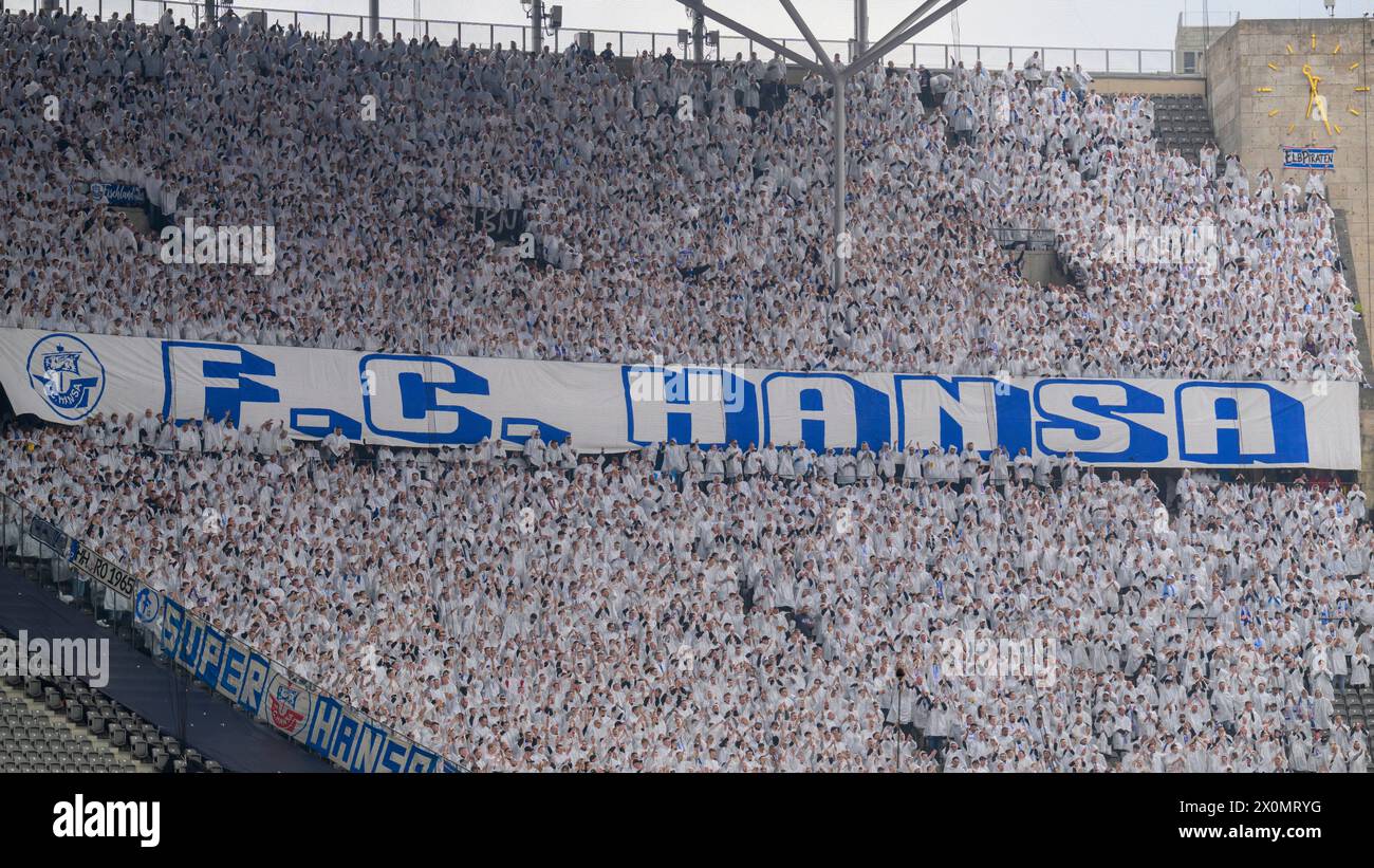 FC Hansa fan block - Blue white, Choreo, Hertha BSC - FC Hansa Rostock, 2nd Bundesliga, Soccer, DFB, stagione 2023/2024, 29° giorno della partita, Olympia - Stadium Berlin, credito: HMB Media/Uwe Koch/Alamy Live News LE NORMATIVE DFB/DFL VIETANO QUALSIASI USO DI FOTOGRAFIE COME SEQUENZE DI IMMAGINI E/O QUASI-VIDEO, 12.04. 2024, Foto Stock