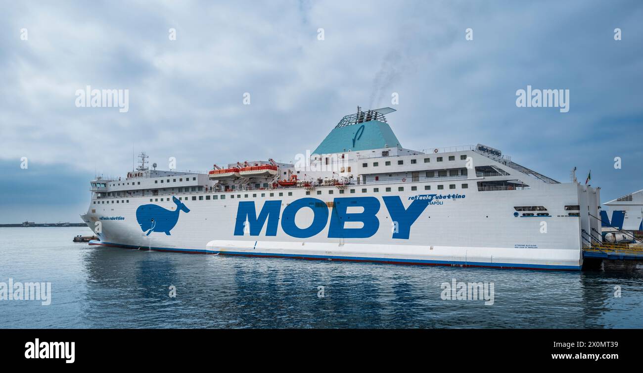 Il porto di Napoli, Italia con un traghetto Moby Lines attraccato. Foto Stock
