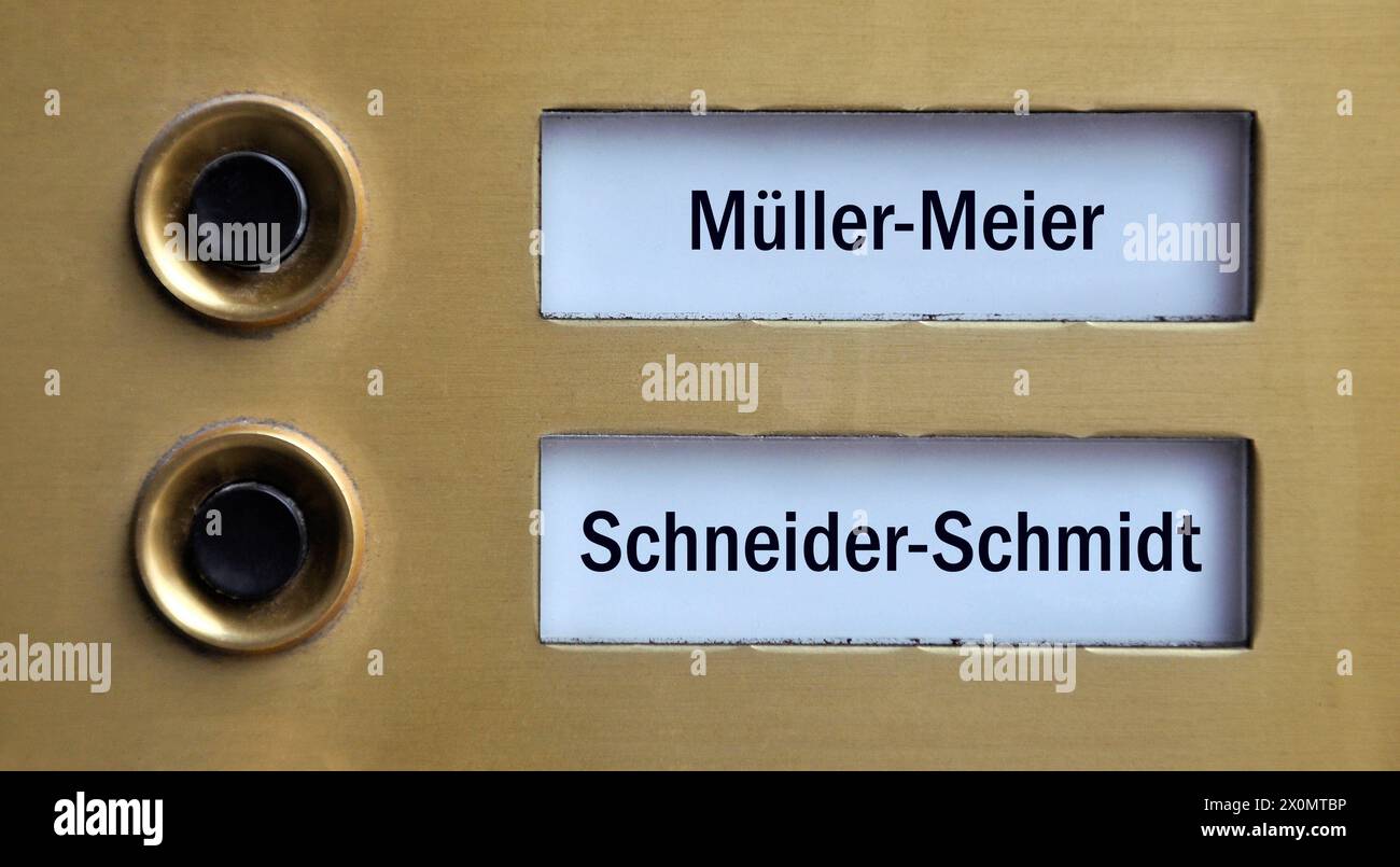 Klingelschild mit Müller-Meier und Schneider-Schmidt Klingelschilder mit Müller-Meier und Schneider-Schmidt, 13.04.2024, Borkwalde, Brandeburgo, Auf zwei Klingelschildern stehen die Doppelnamenamen Müller-Meier und Schneider-Schmidt. *** Insegna del campanello con Müller Meier e Schneider Schmidt segni del campanello con Müller Meier e Schneider Schmidt, 13 04 2024, Borkwalde, Brandeburgo, due segni del campanello mostrano i doppi nomi Müller Meier e Schneider Schmidt Foto Stock