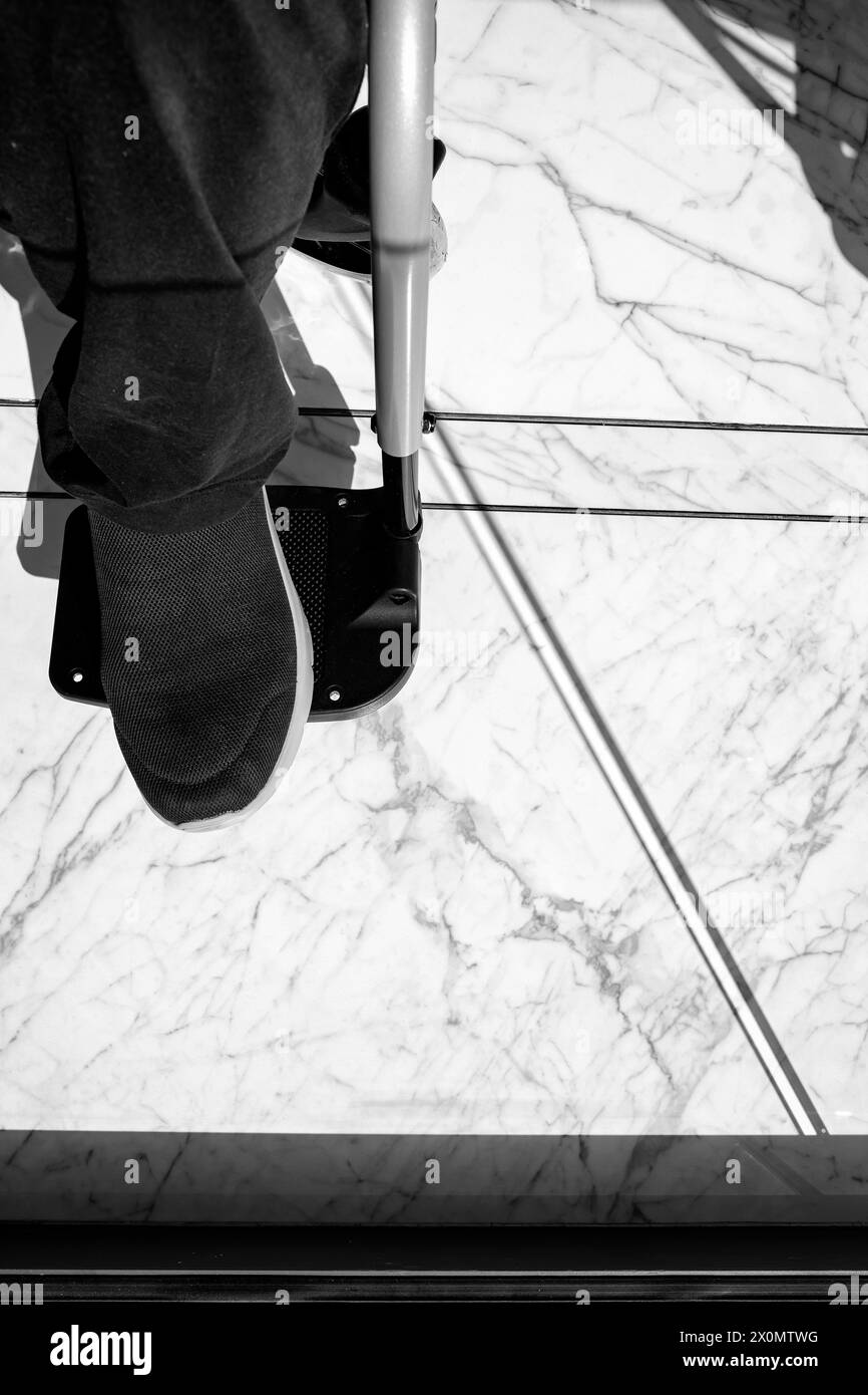 Piede di una persona su una sedia a rotelle a Villajoyosa Foto Stock