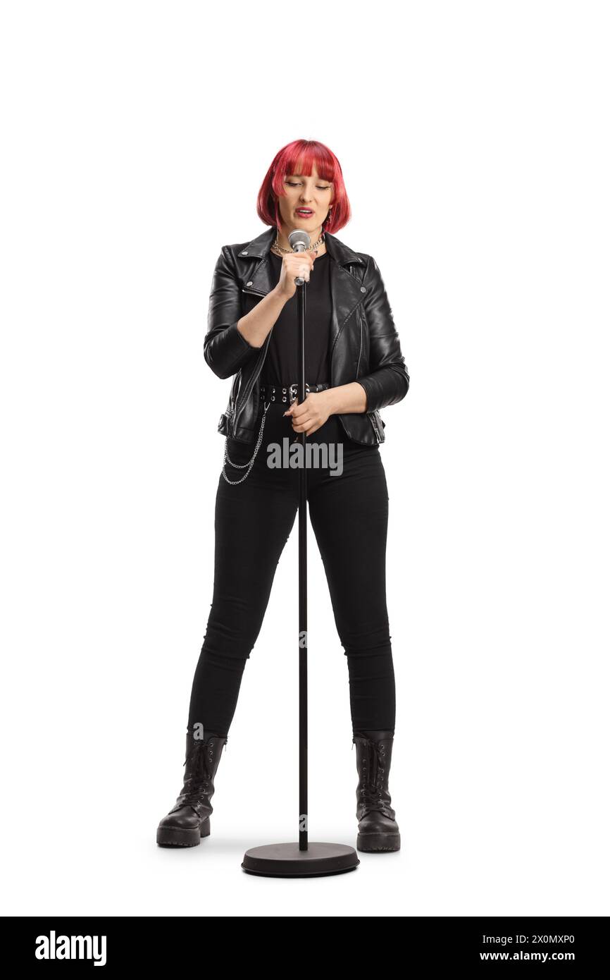 Femmina in stile rock gotico con microfono isolato su sfondo bianco Foto Stock