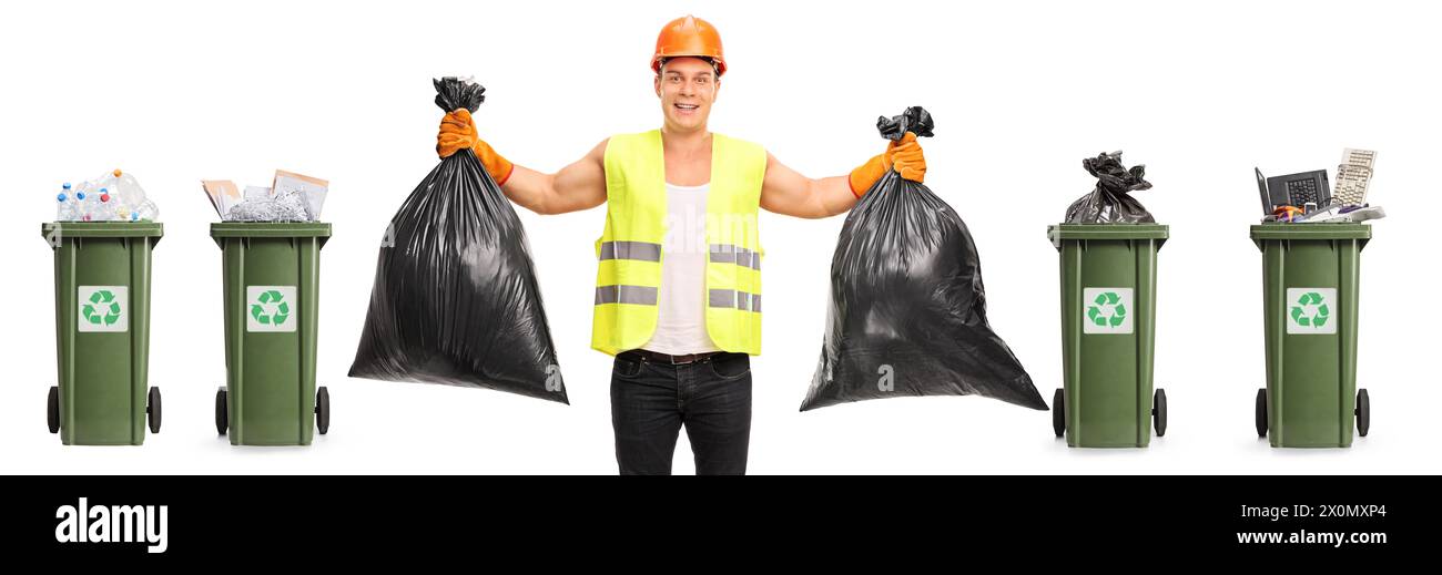 Contenitori per rifiuti verdi e raccoglitore di rifiuti con sacchetti di plastica isolati su sfondo bianco Foto Stock