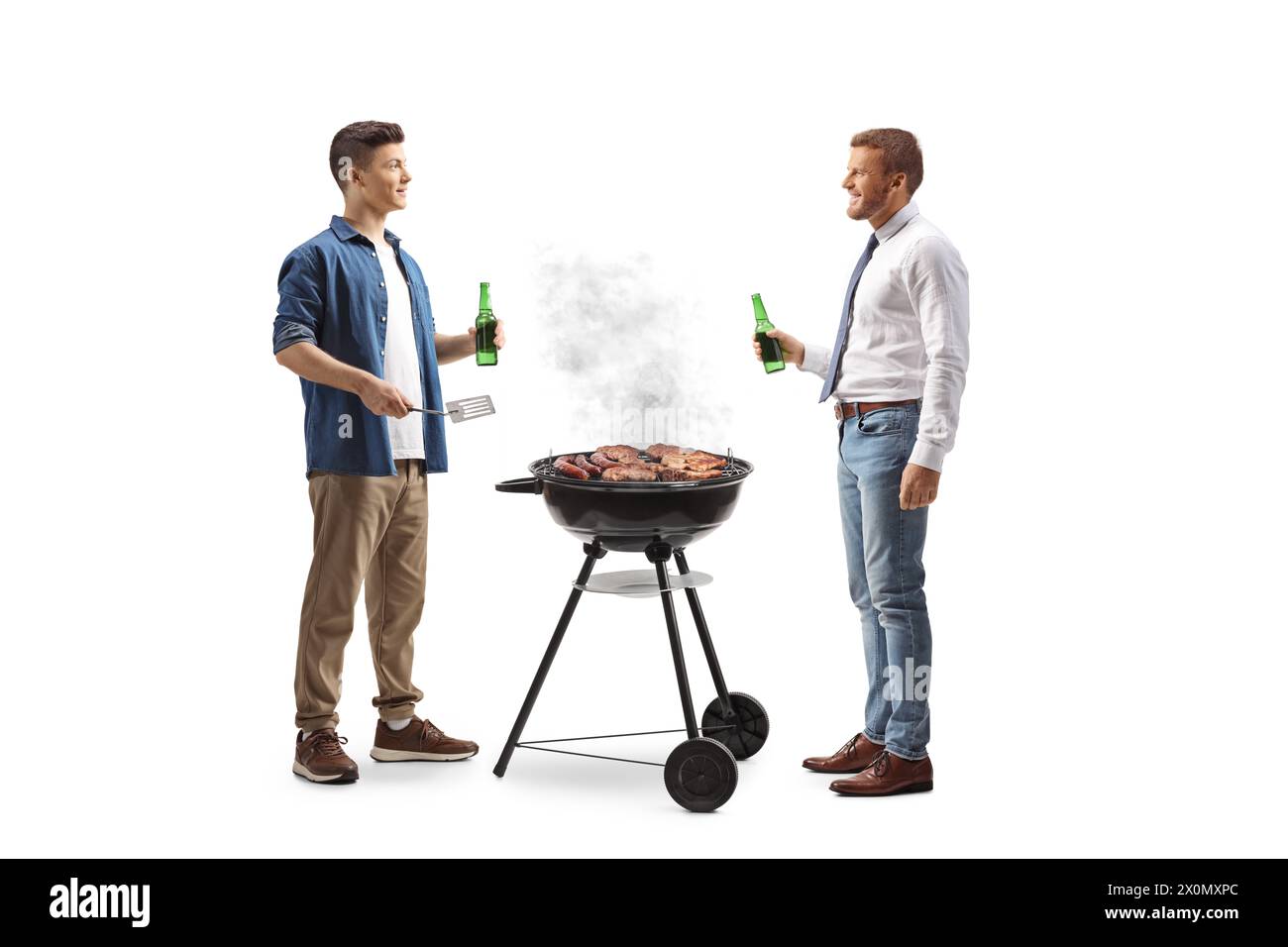 Uomini che preparano un barbecue e tengono bottiglie di birra isolate su sfondo bianco Foto Stock
