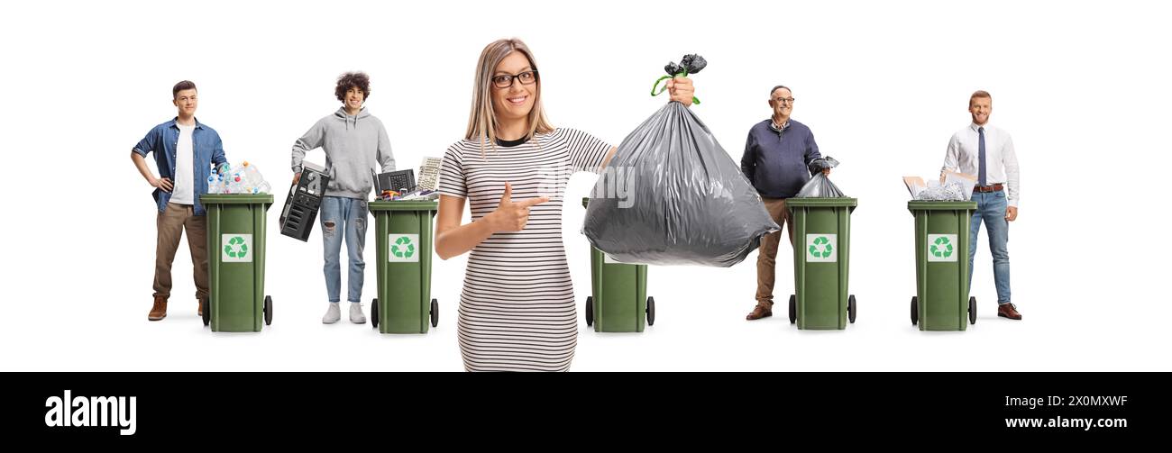 Giovane donna con sacchetto per rifiuti e persone con contenitori per il riciclaggio di diversi materiali isolati su sfondo bianco Foto Stock