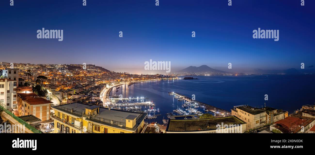 Panorama di Napoli con il Vesuvio nel retro di notte Foto Stock