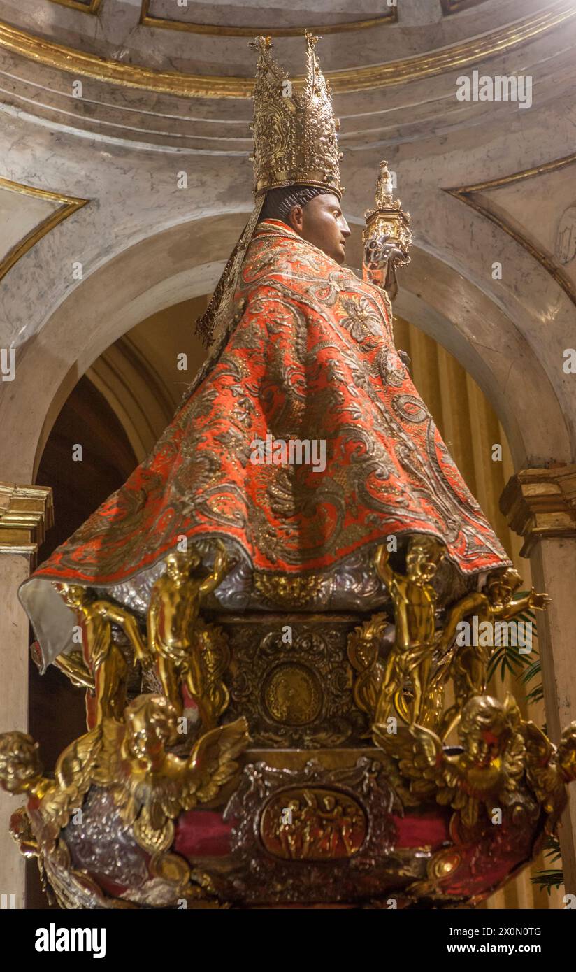 Pamplona, Spagna - 3 marzo 2024: Santa Patrona di San Fermin presso la Chiesa di San Lorenzo, Pamplona, Navarra, Spagna. Vista laterale Foto Stock