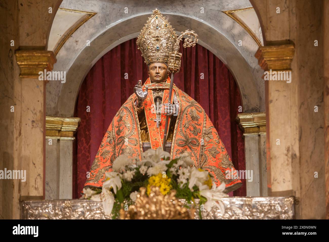 Pamplona, Spagna - 3 marzo 2024: Santa Patrona di San Fermin presso la Chiesa di San Lorenzo, Pamplona, Navarra, Spagna. Vista frontale Foto Stock
