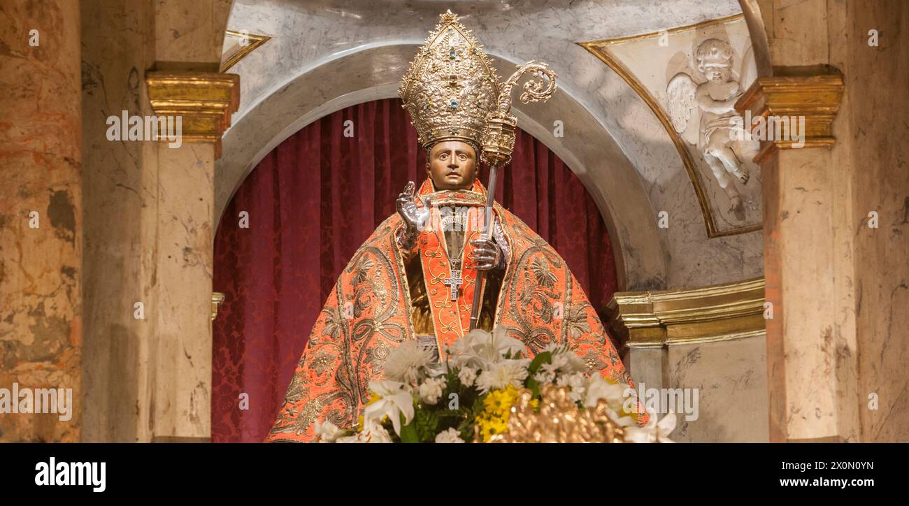 Pamplona, Spagna - 3 marzo 2024: Santa Patrona di San Fermin presso la Chiesa di San Lorenzo, Pamplona, Navarra, Spagna. Vista frontale Foto Stock
