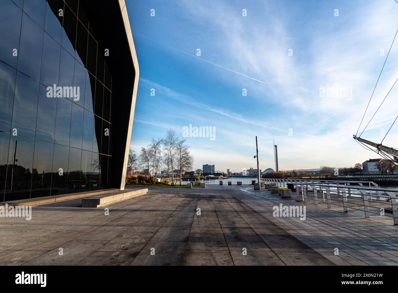 Glasgow, Regno Unito - 6 dicembre 2023: Riverside Museum di Zaha Hadid Architect nella zona Yorkhill di Glasgow, Scozia. Museo dei trasporti Foto Stock