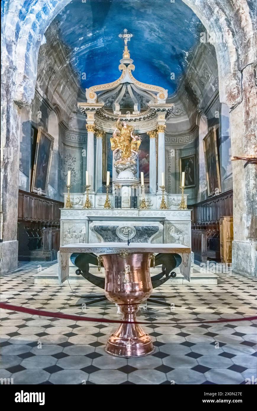 GRASSE, FRANCIA - AGOSTO 17: Interni della Cattedrale di Notre Dame a Grasse, Costa Azzurra, Francia, come visto il 17 agosto 2019. La città è universalmente Foto Stock