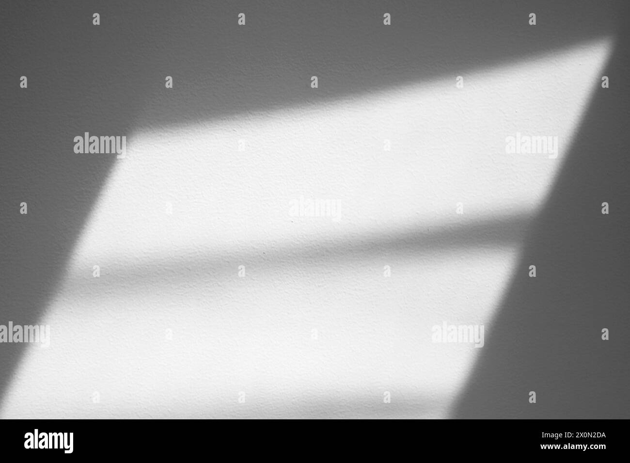 Linee astratte, ombre, luce dalla finestra su carta bianca come sovrapposizione, texture o sfondo Foto Stock
