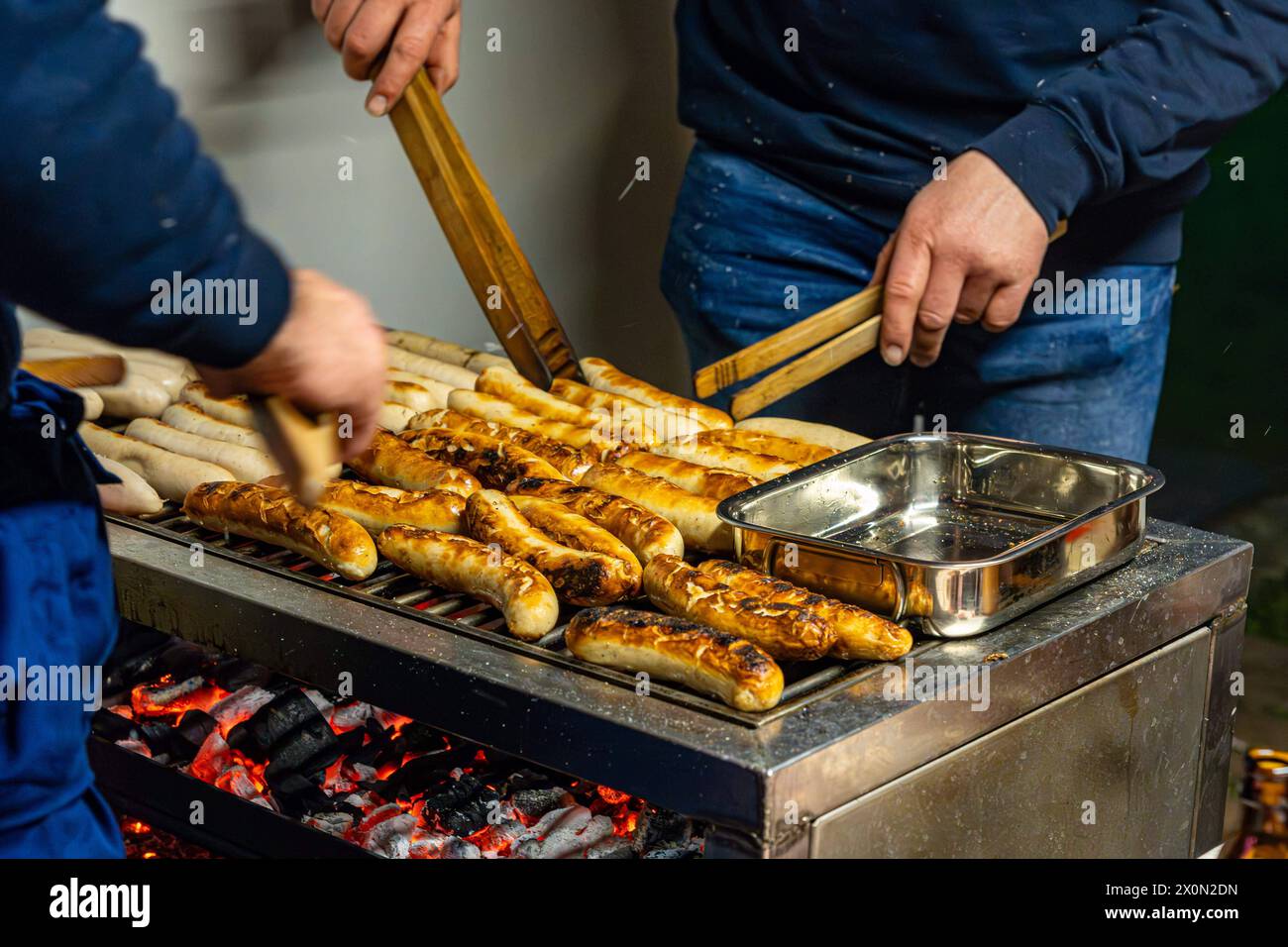 Osnabrück, Deutschland 31. März 2024 Im Bild: Auf einem Holzkohlengrill werden Bratwürste, Rostbratwürste gegrillt. Niedersachsen *** Osnabrück, Germania 31 marzo 2024 nella foto Bratwursts, salsicce grigliate sono grigliate su una griglia a carbone bassa Sassonia Copyright: XFotostandx/xReissx Foto Stock