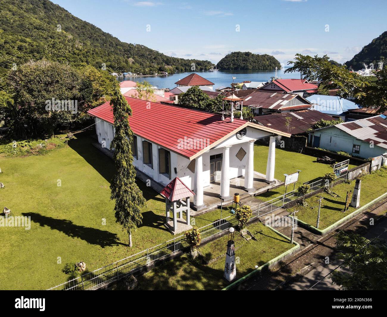 Vista aerea della vecchia chiesa chiamata Hollandische Kerk fu costruita negli anni '1600, banda Naira. Maluku, Indonesia, 13 aprile 2024 Foto Stock