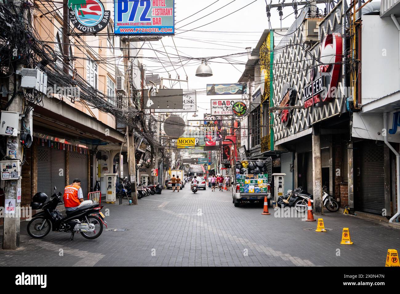 Guardando lungo Walking Street, Pattaya Thailandia. Questa è la principale area di intrattenimento per i turisti con molti club e club Go Go Go. Foto Stock