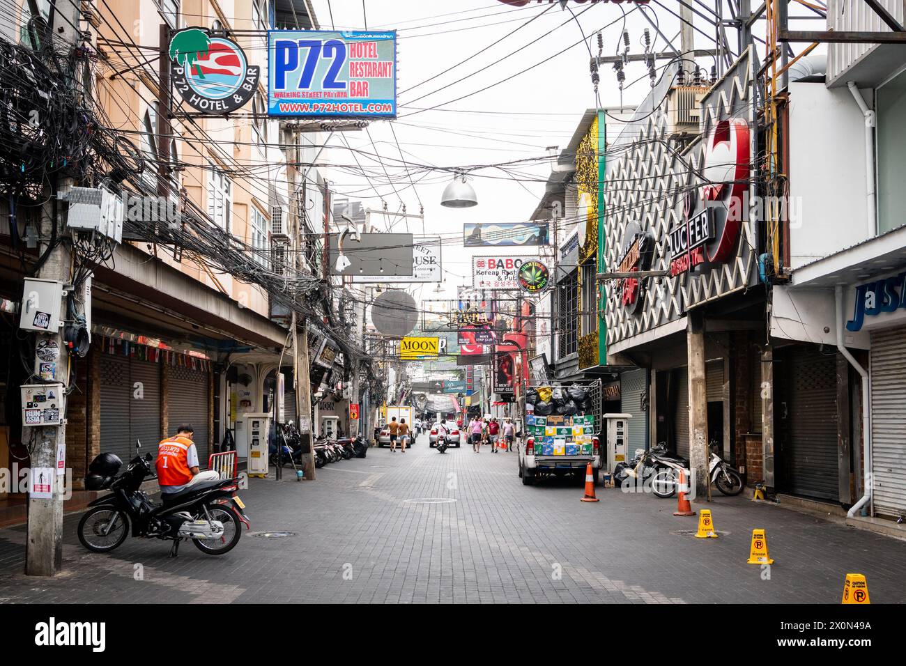 Guardando lungo Walking Street, Pattaya Thailandia. Questa è la principale area di intrattenimento per i turisti con molti club e club Go Go Go. Foto Stock