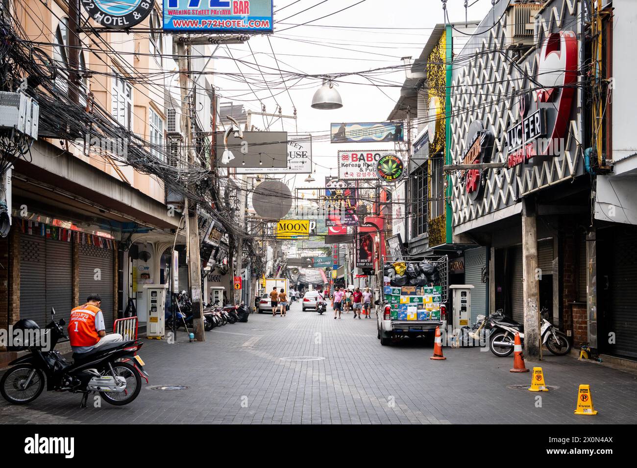 Guardando lungo Walking Street, Pattaya Thailandia. Questa è la principale area di intrattenimento per i turisti con molti club e club Go Go Go. Foto Stock