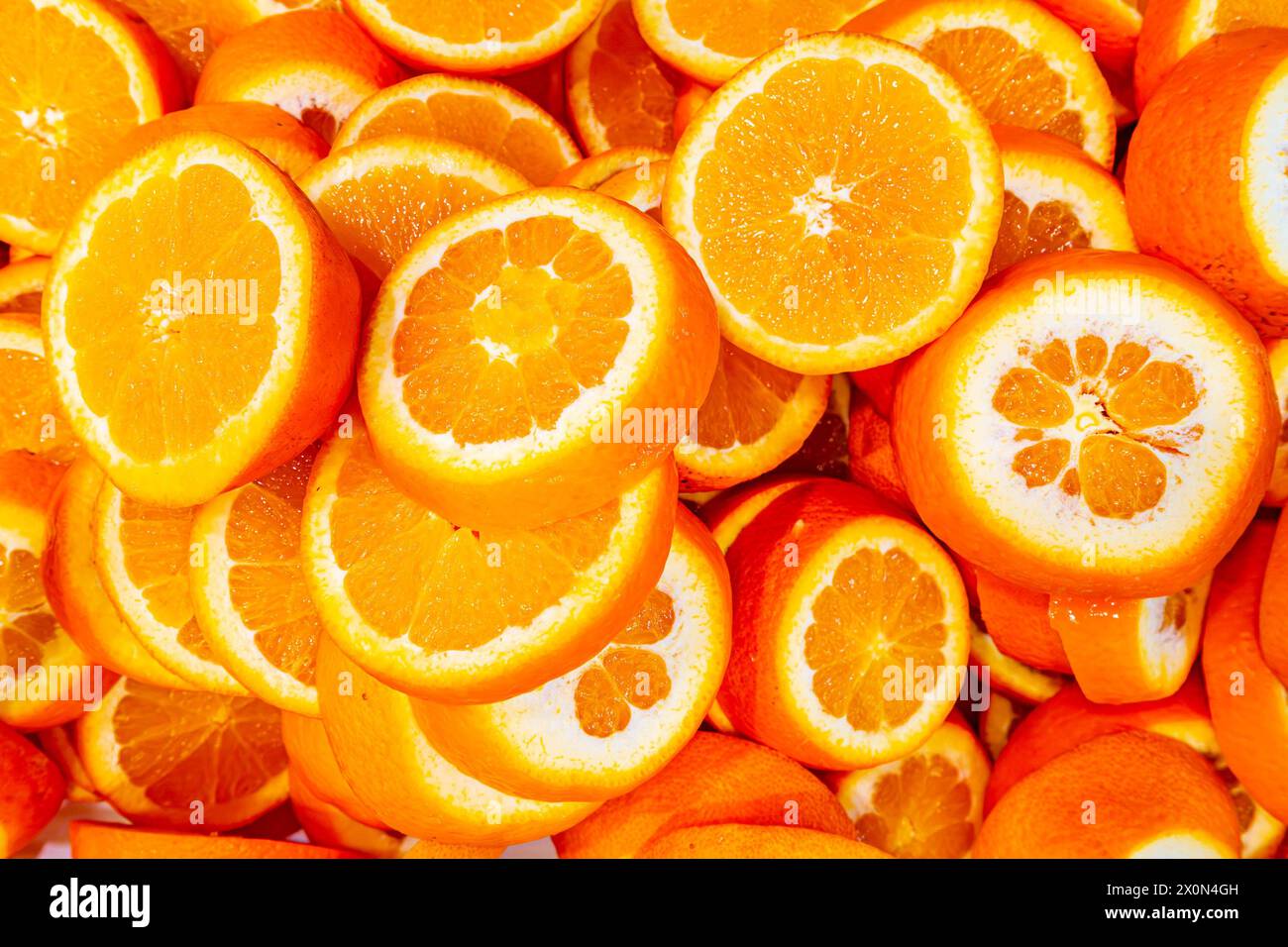 Arance affettate al momento disponibili a buffet self service. Foto Stock