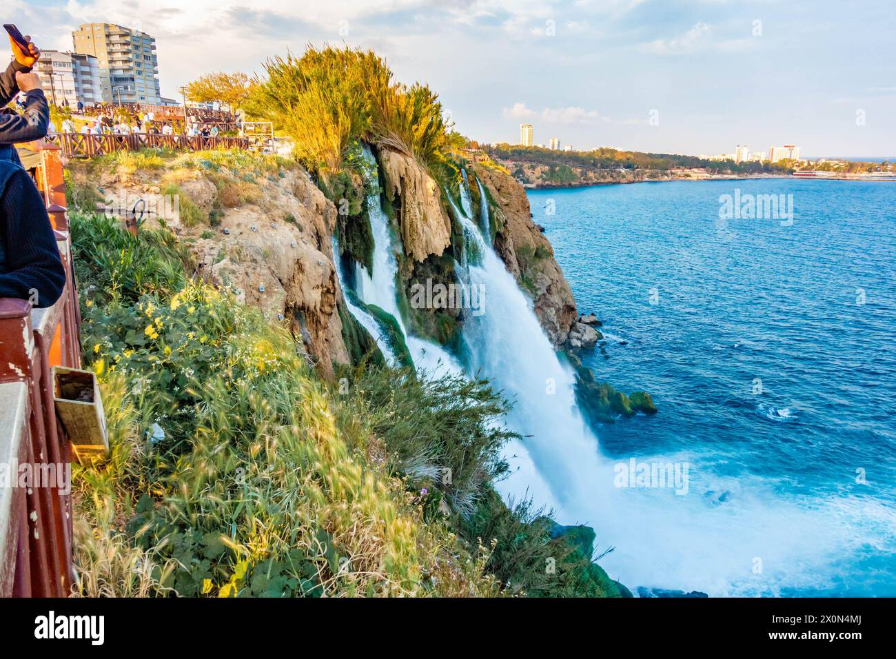 Le cascate Lower Duden vicino ad Antalya in Turchia sono un'attrazione turistica e vedono il flusso di Duden che scorre nel Mar Mediterraneo Foto Stock