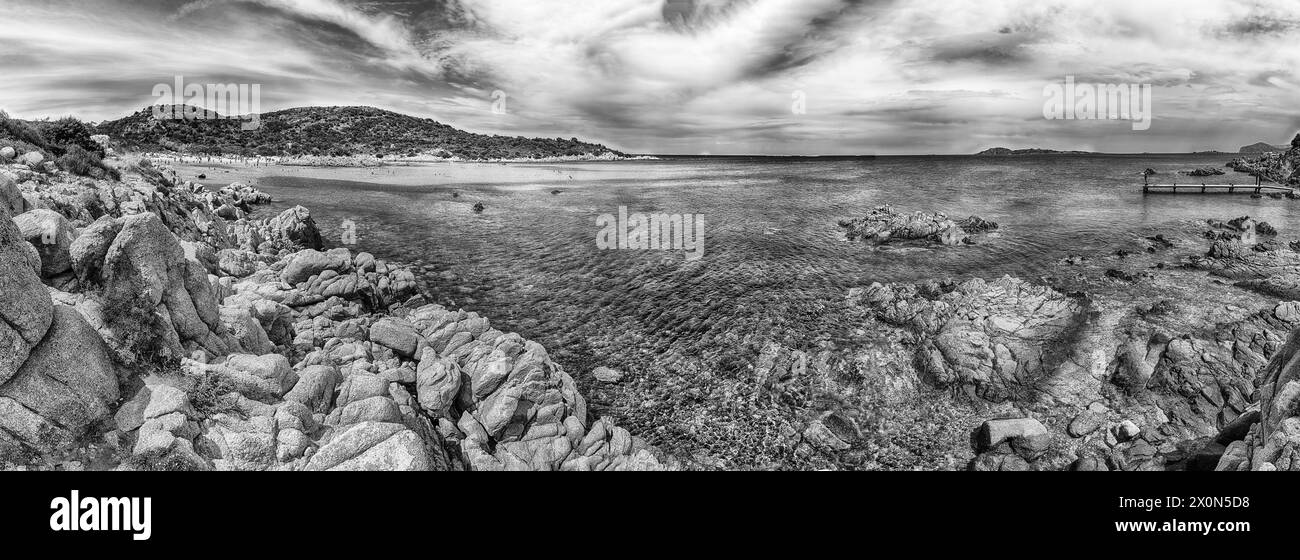 Vista panoramica sull'iconica Spiaggia del Principe, una delle più belle spiagge della Costa Smeralda, Sardegna, Italia Foto Stock