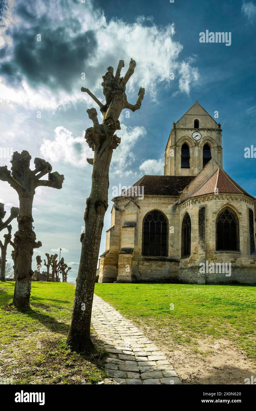 Auvers-sur-Oise. Chiesa di Notre-Dame-de-l'Assomption dipinta da Vincent Van Gogh. Dipartimento Val-d'Oise. Ile-de-France. Francia. Europa Foto Stock