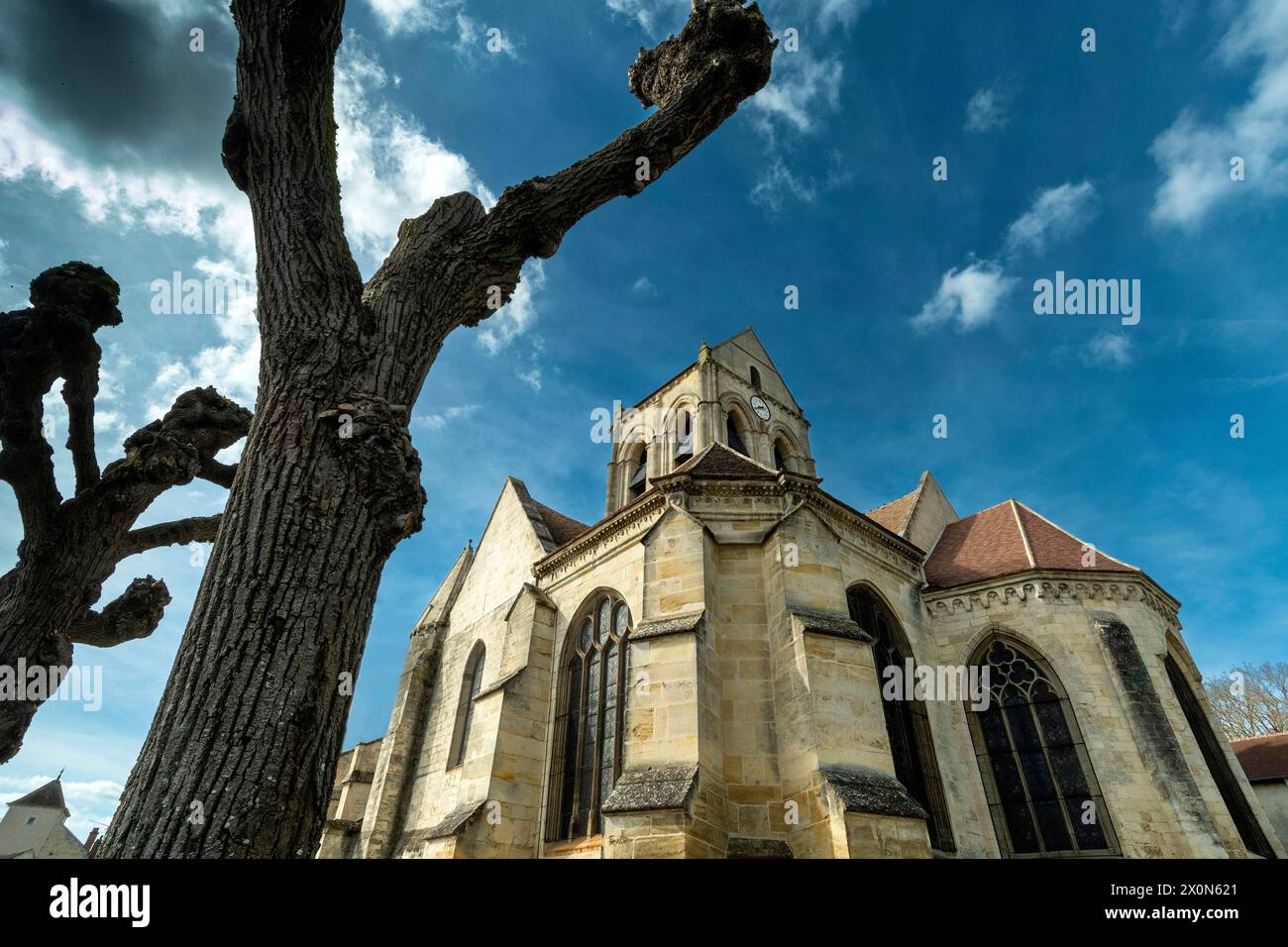 Auvers-sur-Oise. Chiesa di Notre-Dame-de-l'Assomption dipinta da Vincent Van Gogh. Dipartimento Val-d'Oise. Ile-de-France. Francia. Europa Foto Stock