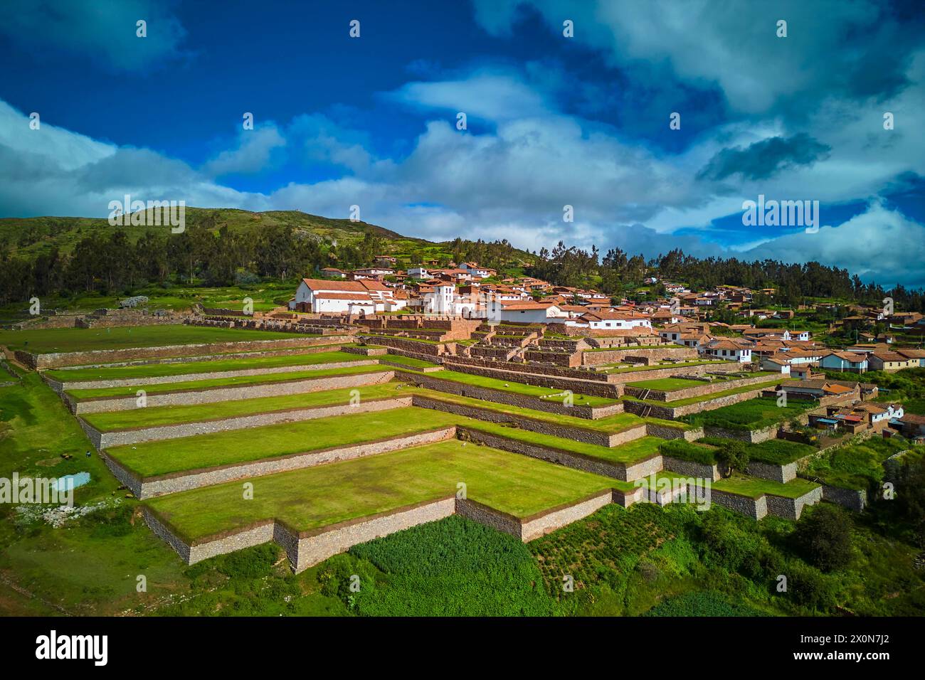 Perù, provincia di Cuzco, Valle Sacra degli Incas, Chinchero, il villaggio spagnolo costruito sui resti delle terrazze Inca Foto Stock