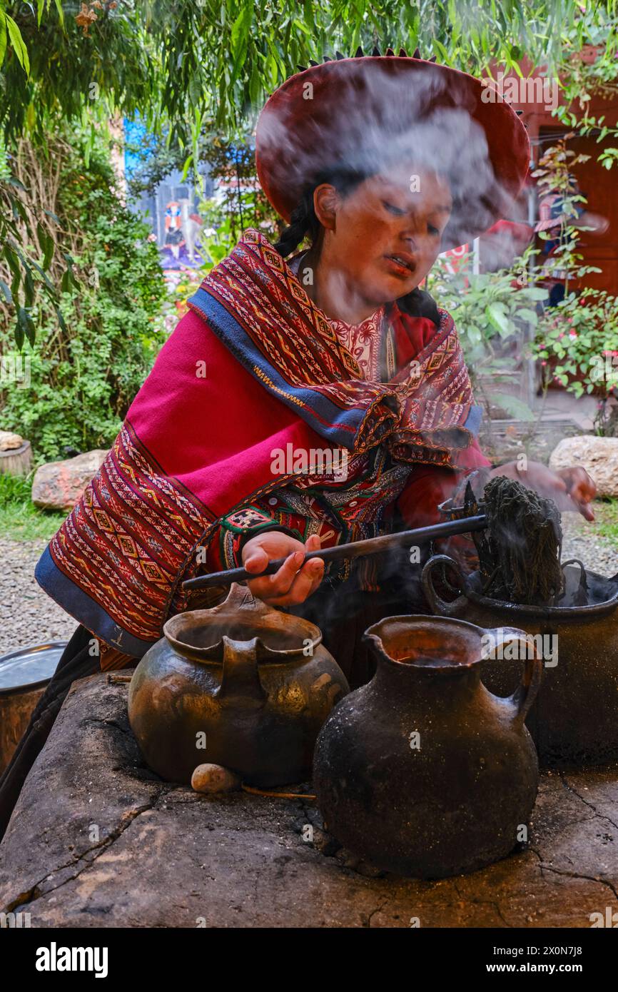 Perù, provincia di Cuzco, la valle sacra degli Incas, Chinchero, tessitura tradizionale da parte delle donne della comunità quechua, tintura di lana Foto Stock