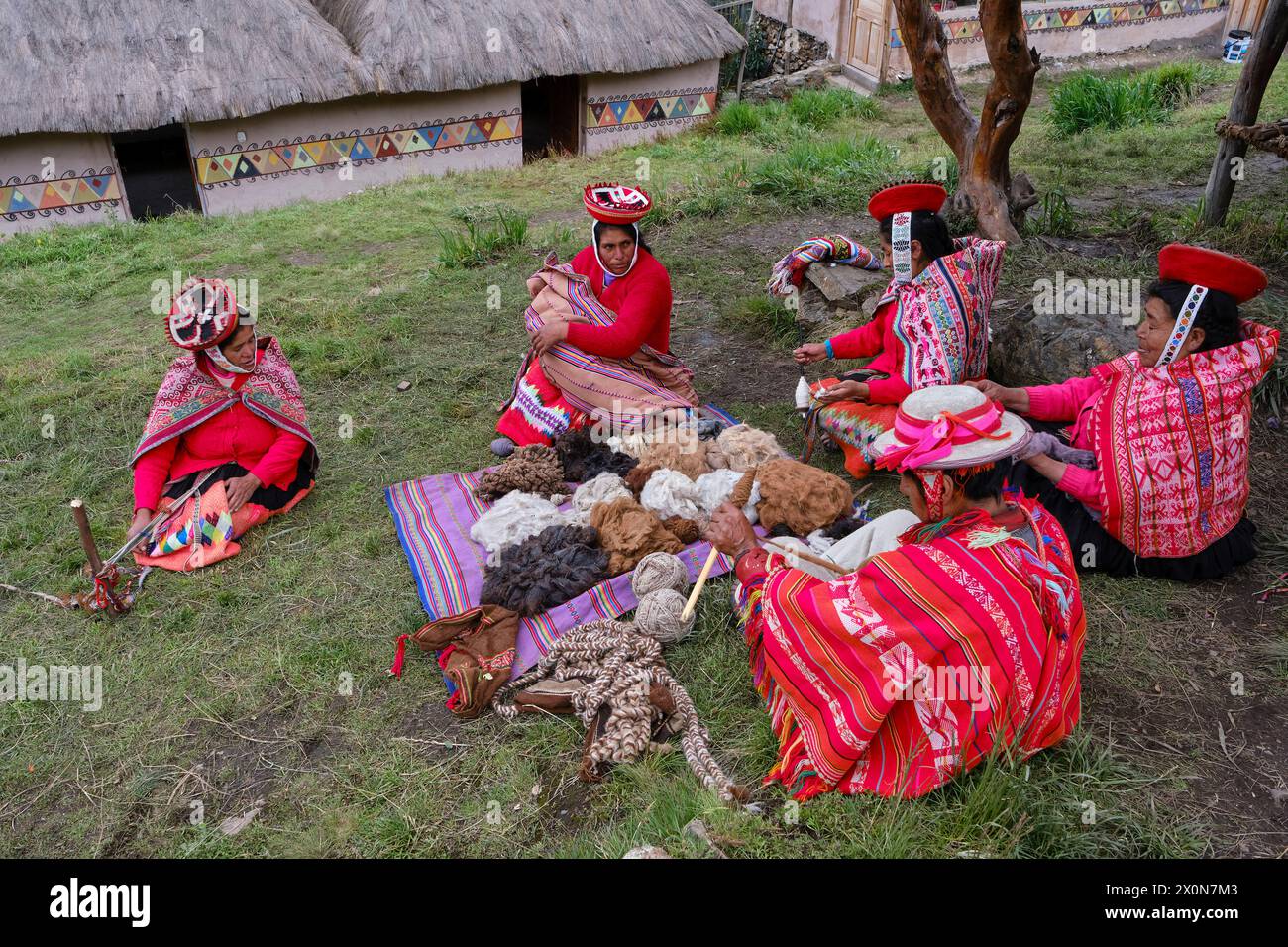 Perù, provincia di Cuzco, Valle Sacra degli Incas, comunità quechua delle Ande, donne che tessono un tessuto tradizionale Foto Stock