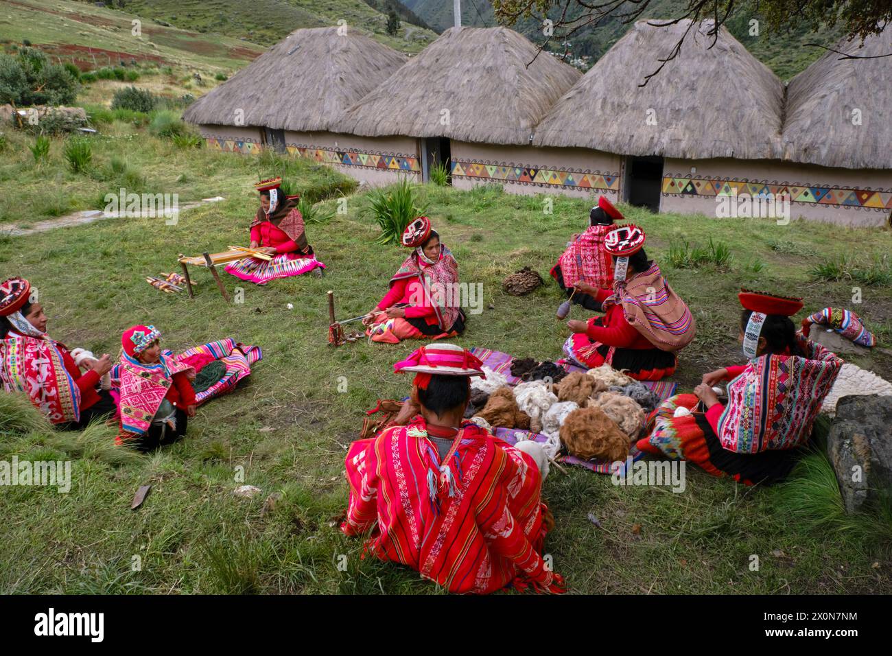 Perù, provincia di Cuzco, Valle Sacra degli Incas, comunità quechua delle Ande, donne che tessono un tessuto tradizionale Foto Stock