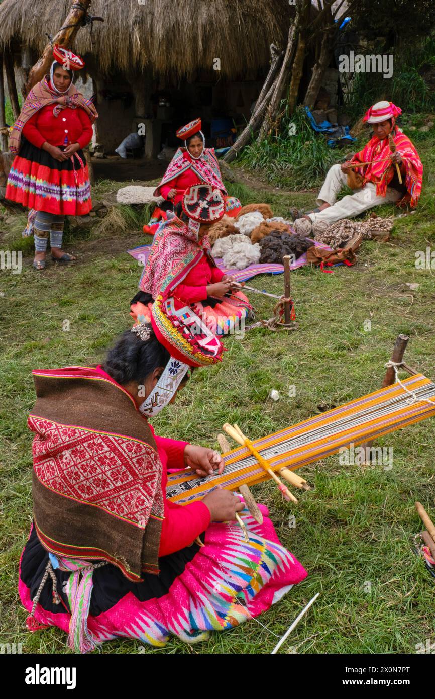 Perù, provincia di Cuzco, Valle Sacra degli Incas, comunità quechua delle Ande, donne che tessono un tessuto tradizionale Foto Stock