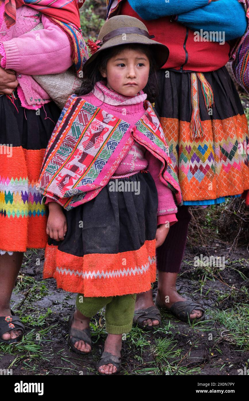 Perù, provincia di Cuzco, Valle Sacra degli Incas, comunità delle Ande, giovane quechua Foto Stock