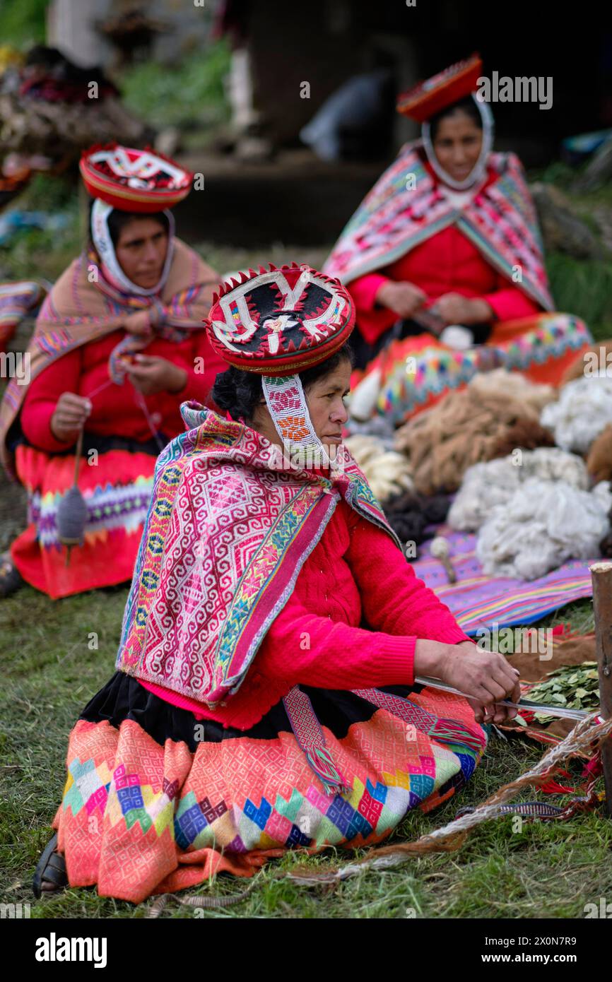 Perù, provincia di Cuzco, Valle Sacra degli Incas, comunità quechua delle Ande, donne che tessono un tessuto tradizionale Foto Stock