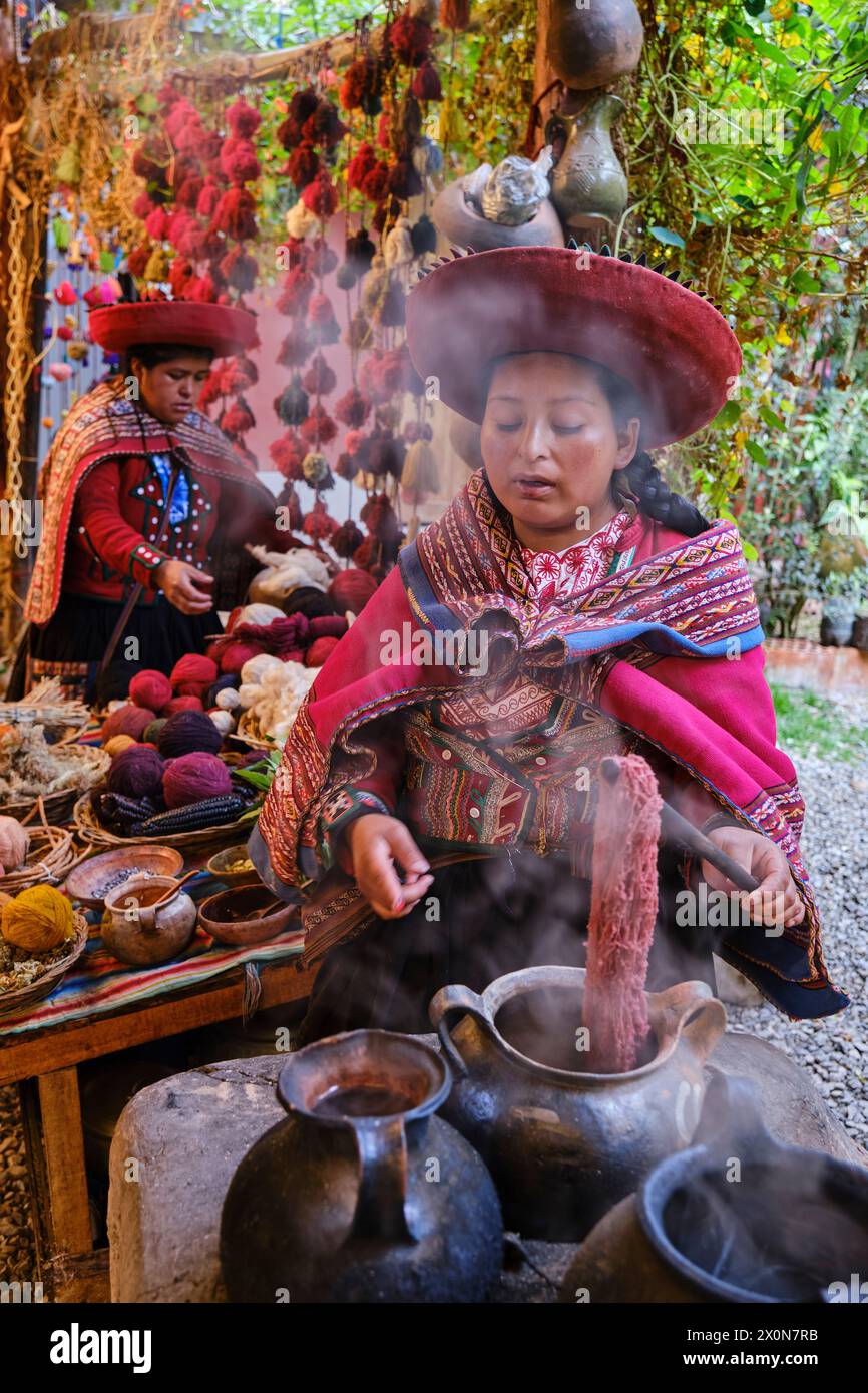Perù, provincia di Cuzco, la valle sacra degli Incas, Chinchero, tessitura tradizionale da parte delle donne della comunità quechua, tintura di lana Foto Stock