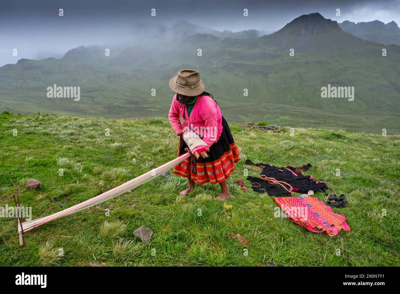Perù, provincia di Cuzco, Valle Sacra degli Incas, comunità quechua delle Ande, donna che tesseva un tessuto tradizionale, telaio Foto Stock