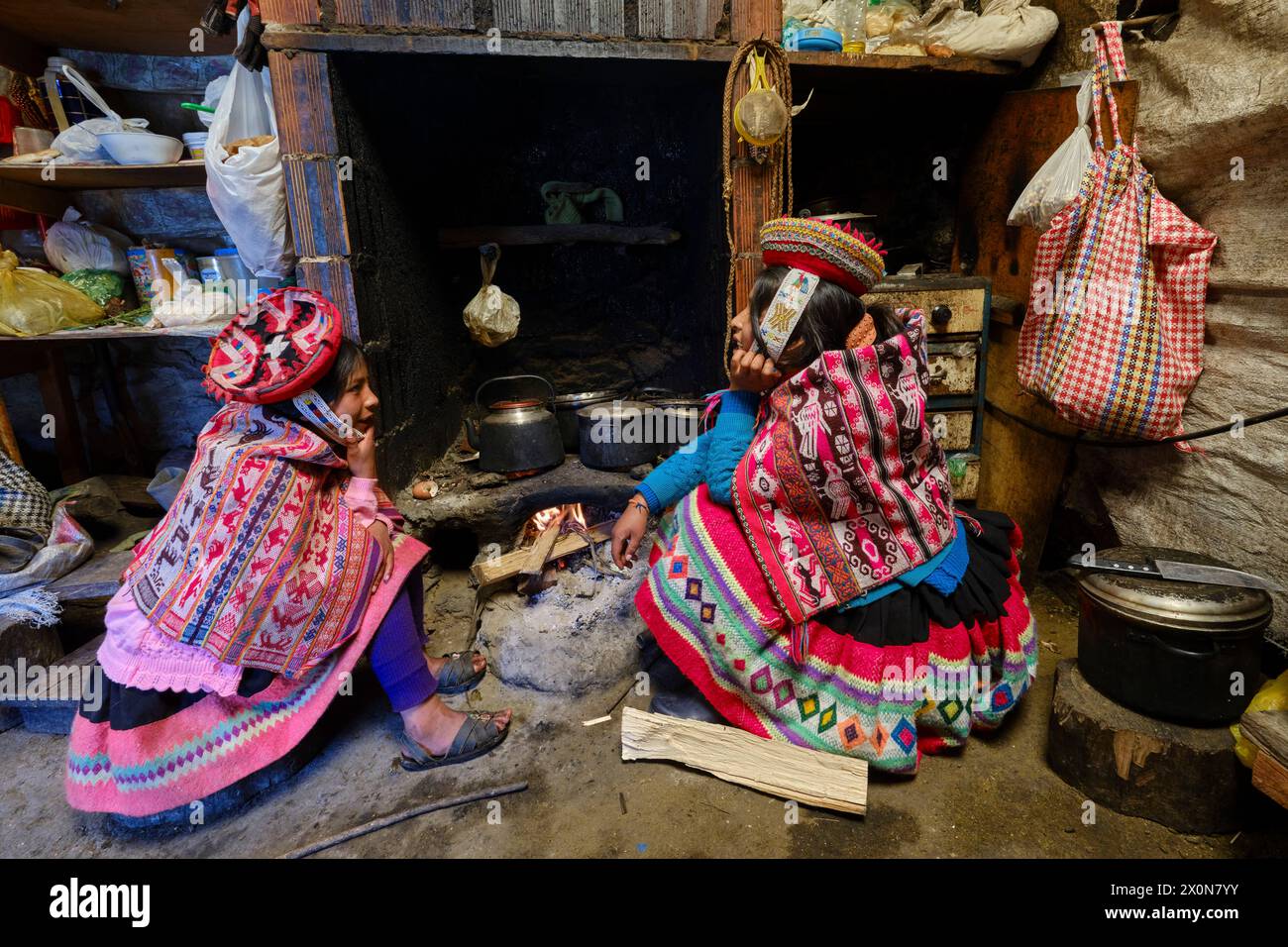 Perù, provincia di Cuzco, Valle Sacra degli Inca, comunità delle Ande, cucina di una casa quechua Foto Stock