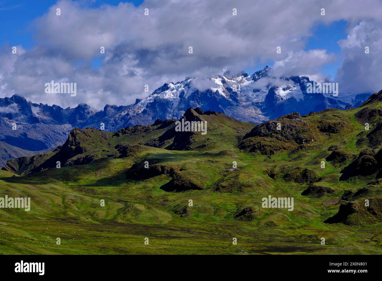 Perù, provincia di Cuzco, paesaggio montano della Valle Sacra degli Incas, Cerro Patacancha Foto Stock