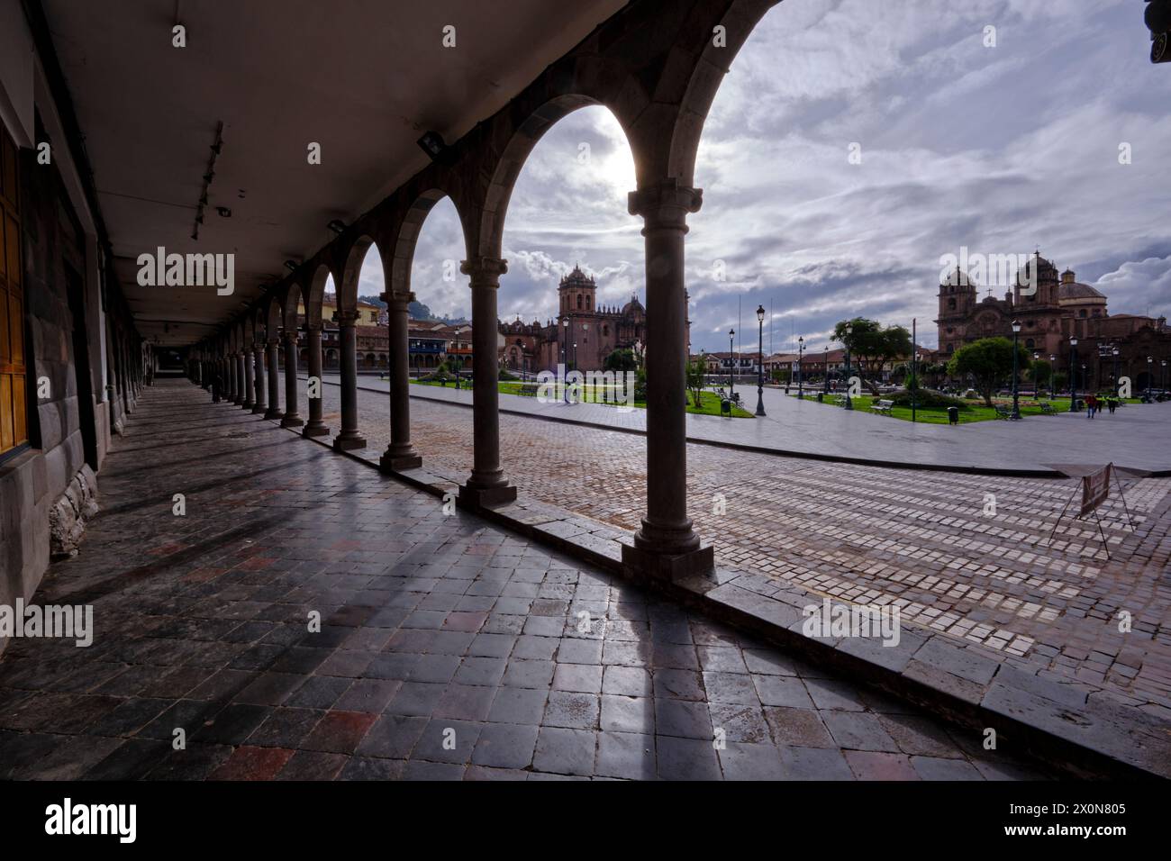 Perù, provincia di Cuzco, Cuzco, patrimonio dell'umanità dell'UNESCO, Plaza de Armas, con la cattedrale e la chiesa Iglesia de Compania de Jesus Foto Stock