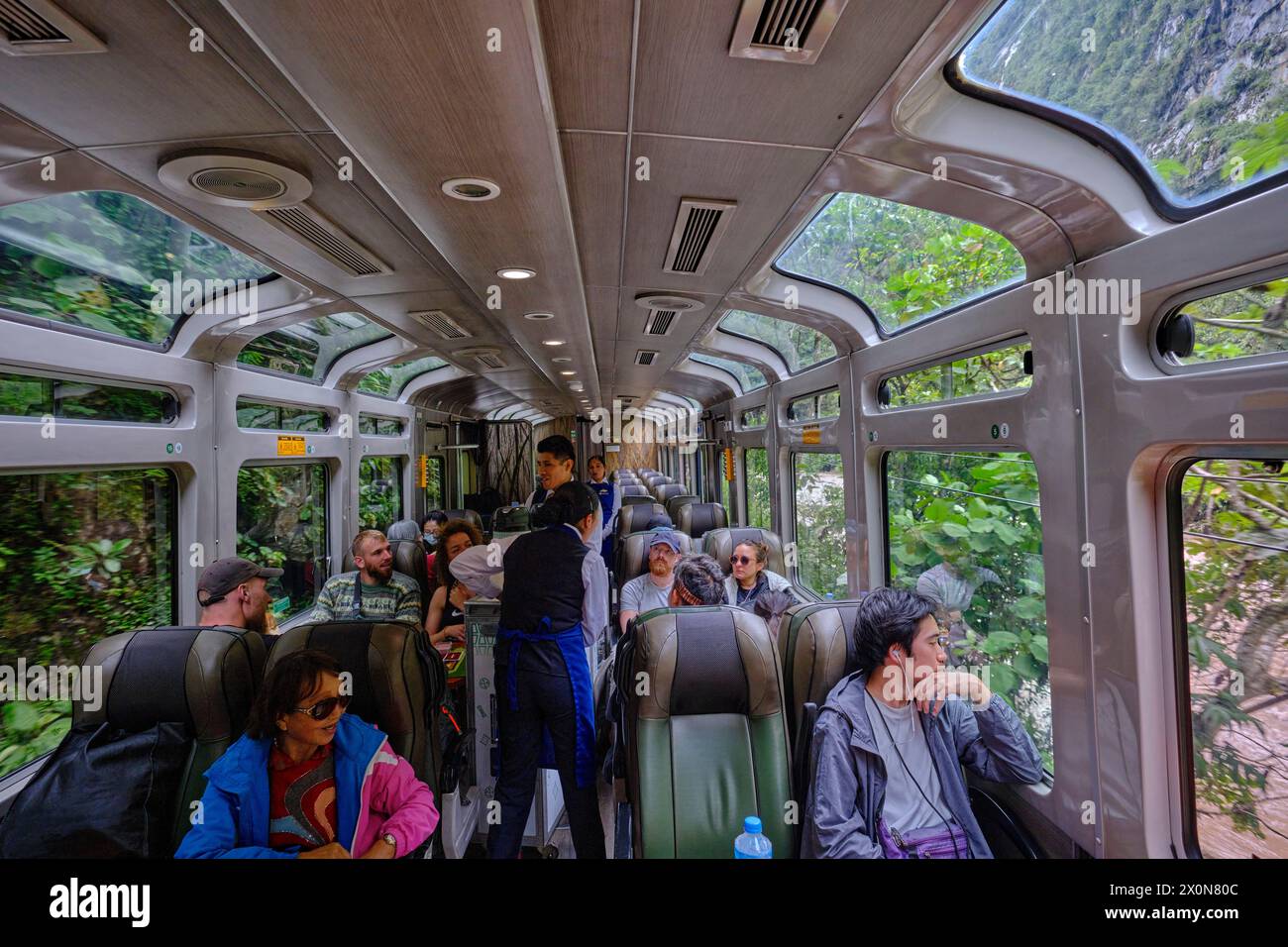Perù, provincia di Cuzco, Valle Sacra degli Inca, Ollantaytambo, il treno che conduce ad Aguas Calientes ai piedi dell'archeologia Inca Foto Stock