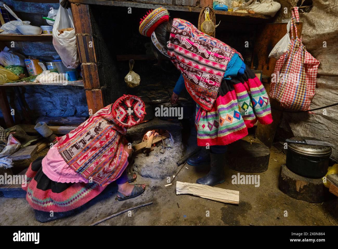 Perù, provincia di Cuzco, Valle Sacra degli Inca, comunità delle Ande, cucina di una casa quechua Foto Stock